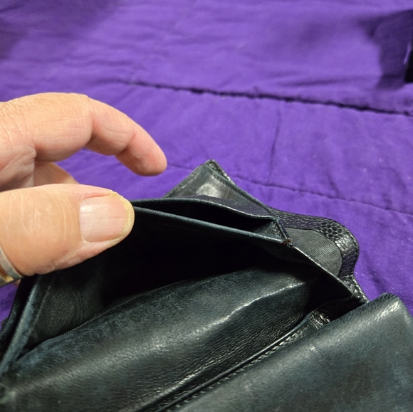 VGC AUTHENTIC CHANEL MINI BLACK CAVIAR LEATHER TIMELESS KISSLOCK WALLET - Picture 8 of 13